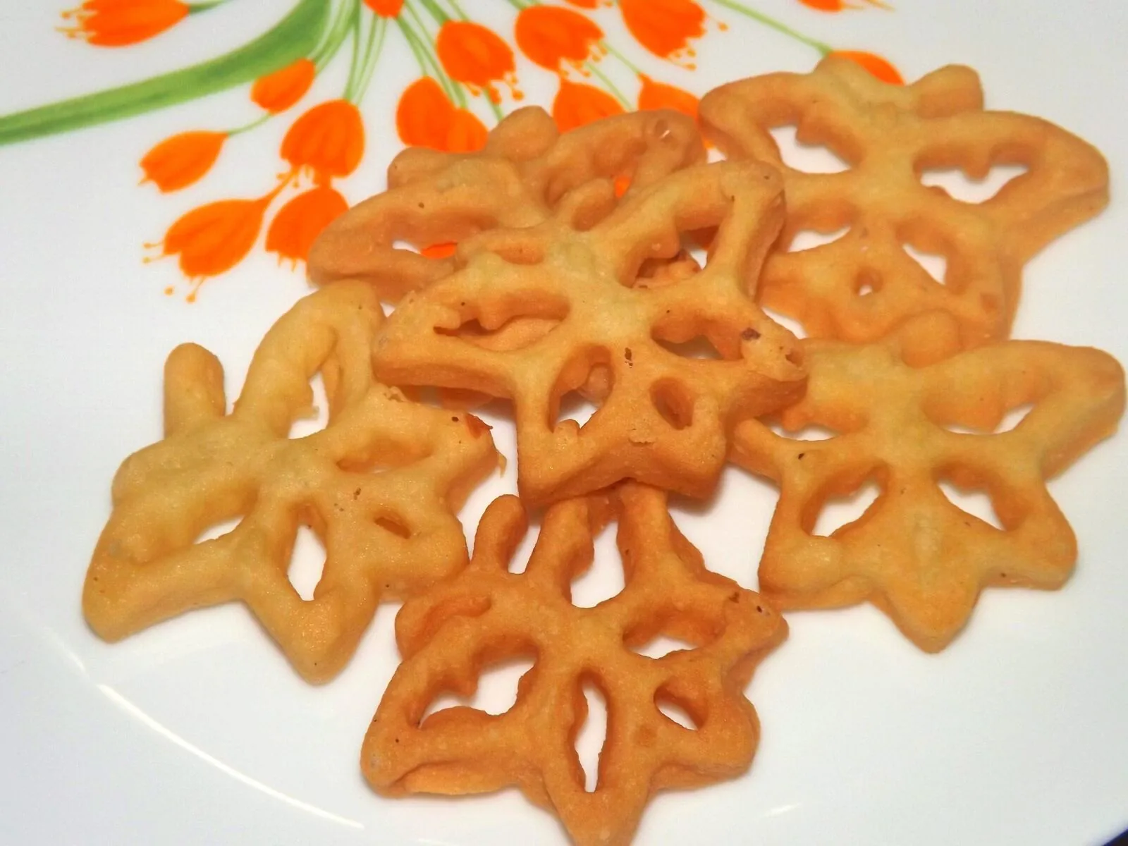 Kokis - traditional Sri Lankan Avurudu crispy star-shaped fried sweetmeats in a bowl, made from rice flour and coconut milk