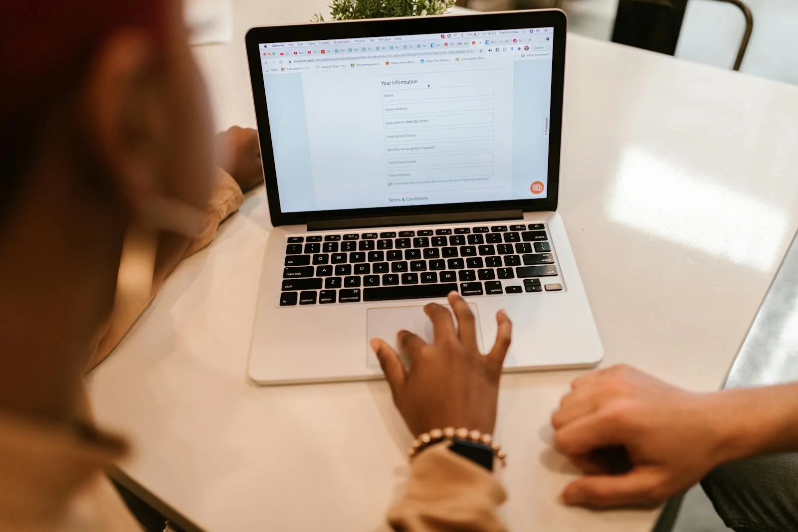 Applying for a Sri Lanka ETA online on a laptop before travel